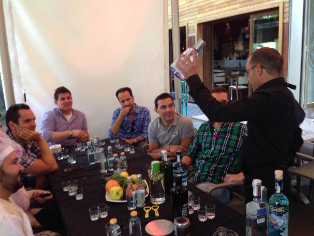 SumillerenCasa's tweet photo. En este momento explicando una de las ginebras q mas nos gusta  @ginMare http://t.co/76w9A5HpIv