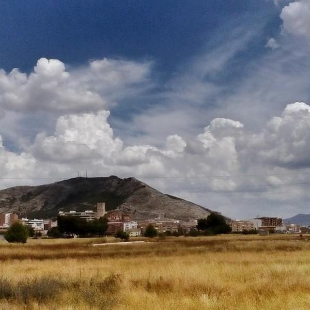 TurismoVillena's tweet photo. Hoy, día con nubes de evolución en #Villena, por @EstacinVillena
#TurismoVillena #Fortale… http://t.co/h7yiaxdqK1 http://t.co/ltF1UHPE3y