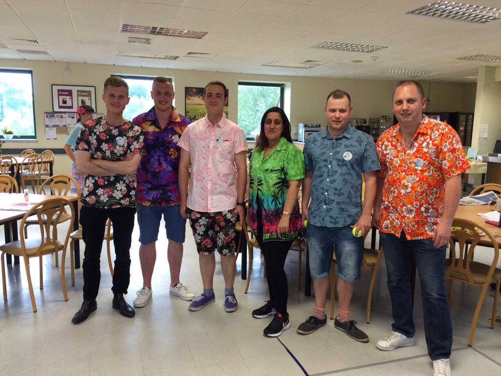 RickyTesco's tweet photo. Tesco Ricky "rocking" the beach wear😎👙👒@JonPopely @SarahLawls @bandnakrana http://t.co/fhjAaLZM89