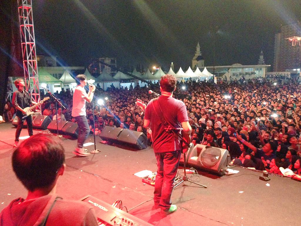 sheilaon7's tweet photo. Malam yang menakjubkan bersama @OASIS_SMANSASI dan SheilaGank. Thanks semuaaa.. http://t.co/HamIeYdHyu