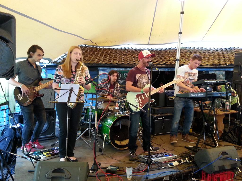 @KayaStreetUK rolling the stage <a href="/TheFarmPub/">Farm Pub</a> @StWerbsCityFarm #Festival #ComeOnSun