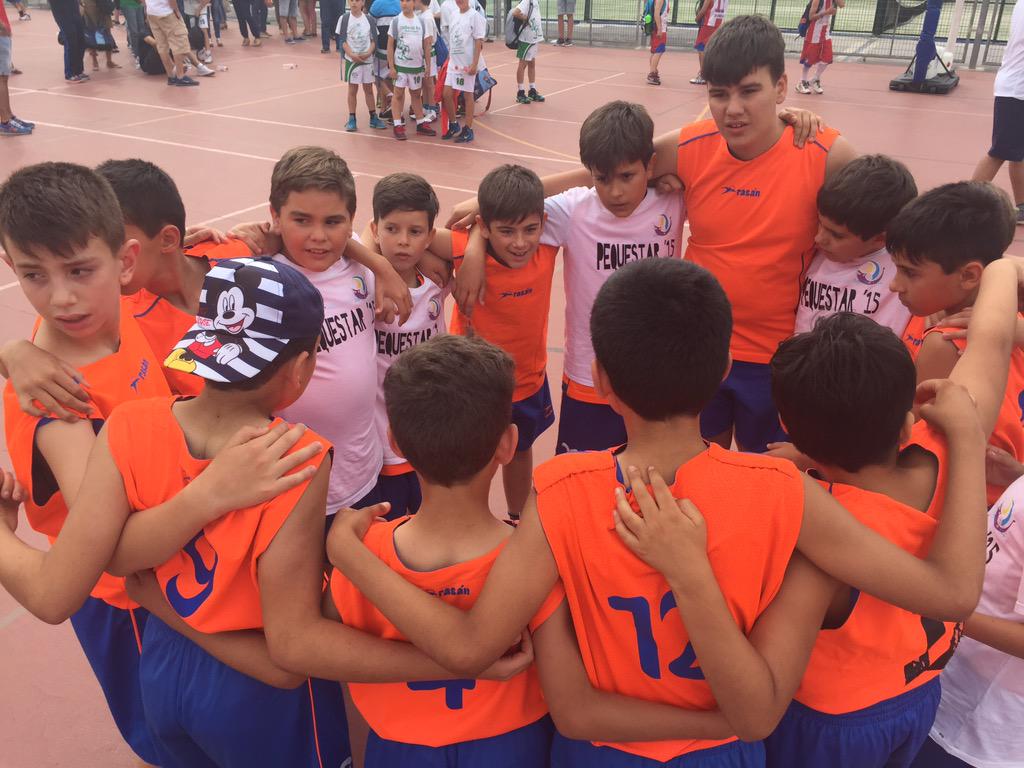 PequeStarMini's tweet photo. Final en pista exterior @CiudaddePalos 62-68 @cbalmeria masc #PequeStarMini15 http://t.co/srWAPtnFIG
