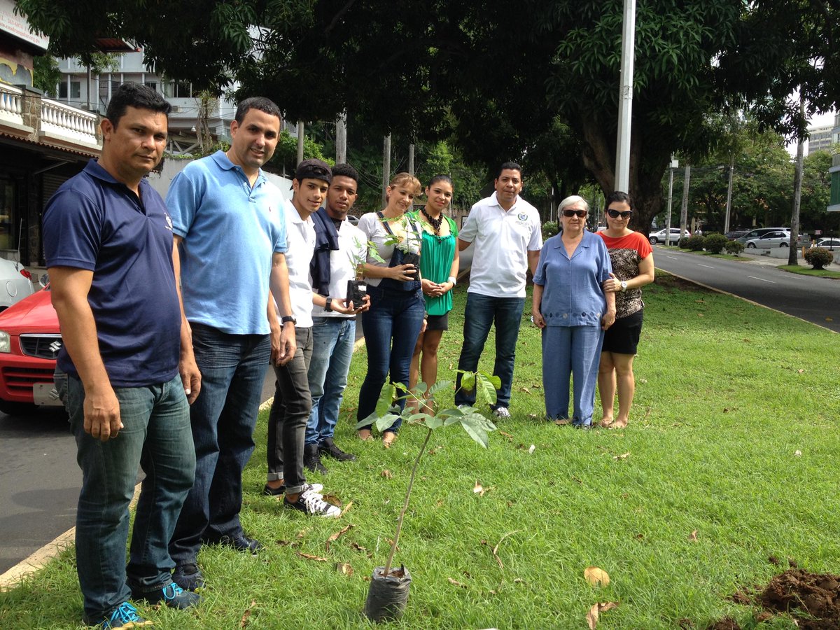 JCBellaVista's tweet photo. Hoy damos inicio a nuestro Programa de Siembra de Arboles en #BellaVista 85 Arboles de Aniversario #JCBV http://t.co/pmuE5FBGmm