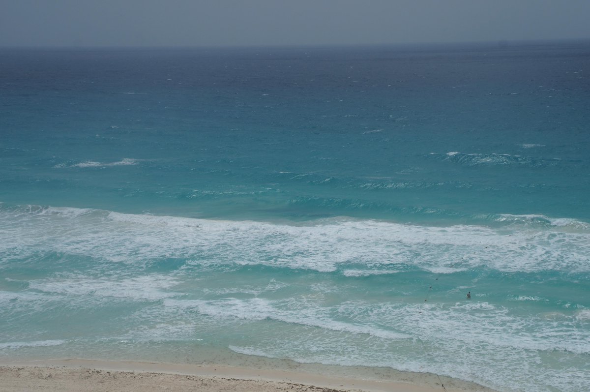 RitzCarlton's tweet photo. Azure seas break against sandy shores at @RitzCarlton #Cancun. #Summer #Mexico http://t.co/My6mOcidRR