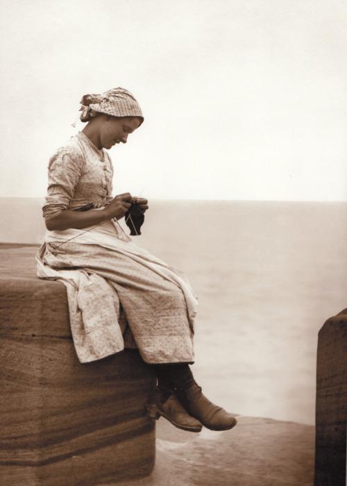 SockYarnShop's tweet photo. sock knitting on Whitby Pier http://t.co/VlADb6LAZu http://t.co/Zt0mim21cq