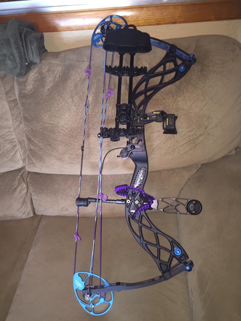 wesselmo05's tweet photo. @EvaShockey my boyfriend got me your bow for my birthday and I am in love!!! #spoiled #femalehuntersrock http://t.co/McZz9tvPjR