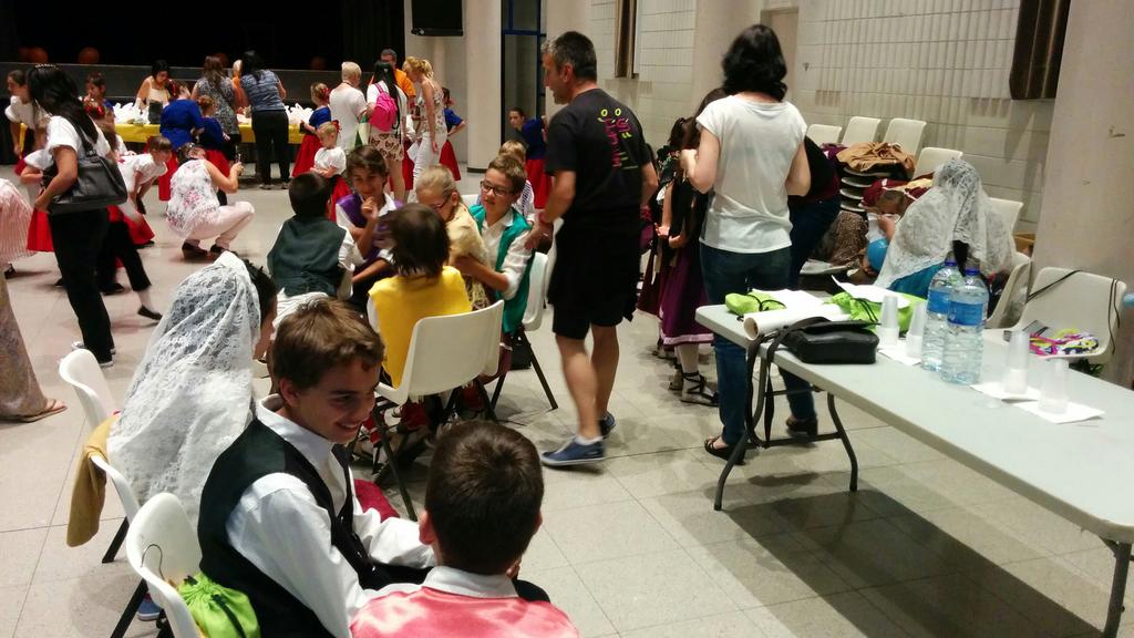 Preparats per la ballada conjunta amb l'<a href="/esbartesplugues/">EsbartVilaEsplugues</a> , a les 18.30 comencem!