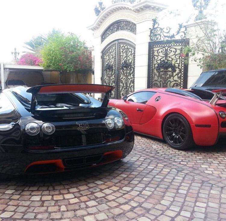 _OnlyCars's tweet image. Plutôt ⚫️ or 🔴 ?
@Bugatti @arabmoneyoff