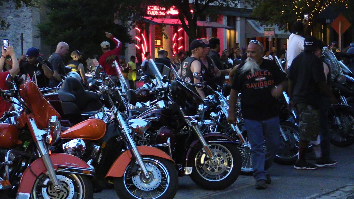 nmasunivAUT's tweet photo. Fotos: http://t.co/rSZw0YioXL Miles de motociclistas llegaron a #Austin para #RotRally2015 http://t.co/jTivgg2nFX