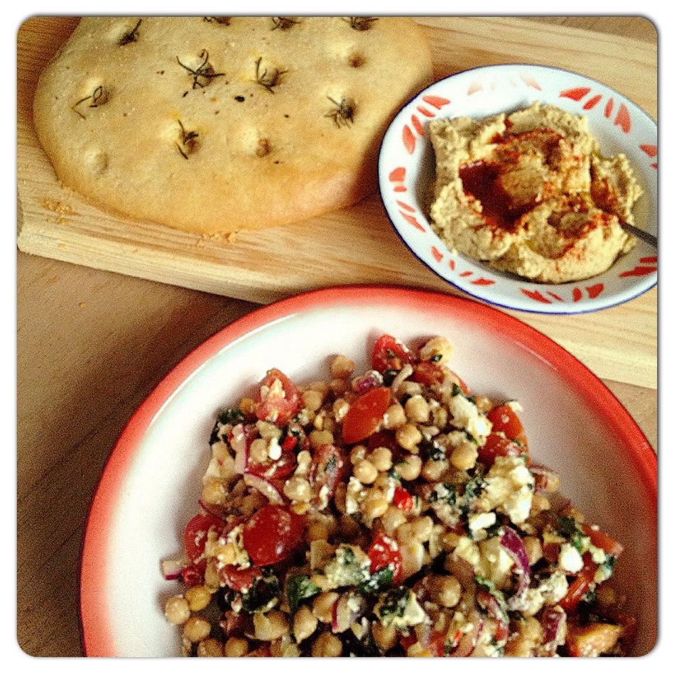 Een salade van kikkererwten met rode ui, tomaat en feta en #focaccia met #homemade #hummus. #chicascooking