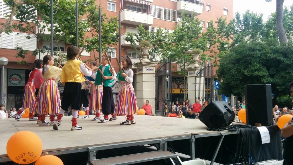 Els nens i nenes de l'esbart infantil ballen El Virolet