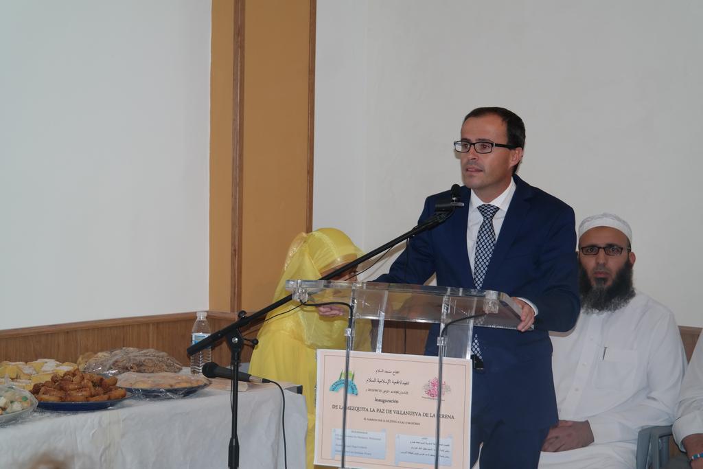 aytovvaserena's tweet photo. El alcalde @magallardovva asiste a la  inauguración de la mezquita "La Paz", un lugar de oración para los musulmanes. http://t.co/T3HhnpOJsZ