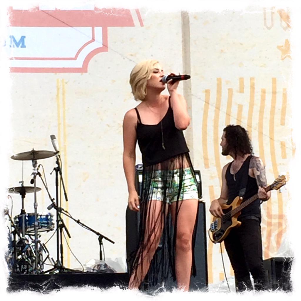 timreynolds's tweet photo. Playing through the rain- @IAmMaggieRose was terrific at #CMAFest2015 #emovamp #tomatotuesday http://t.co/YMujxzud5O