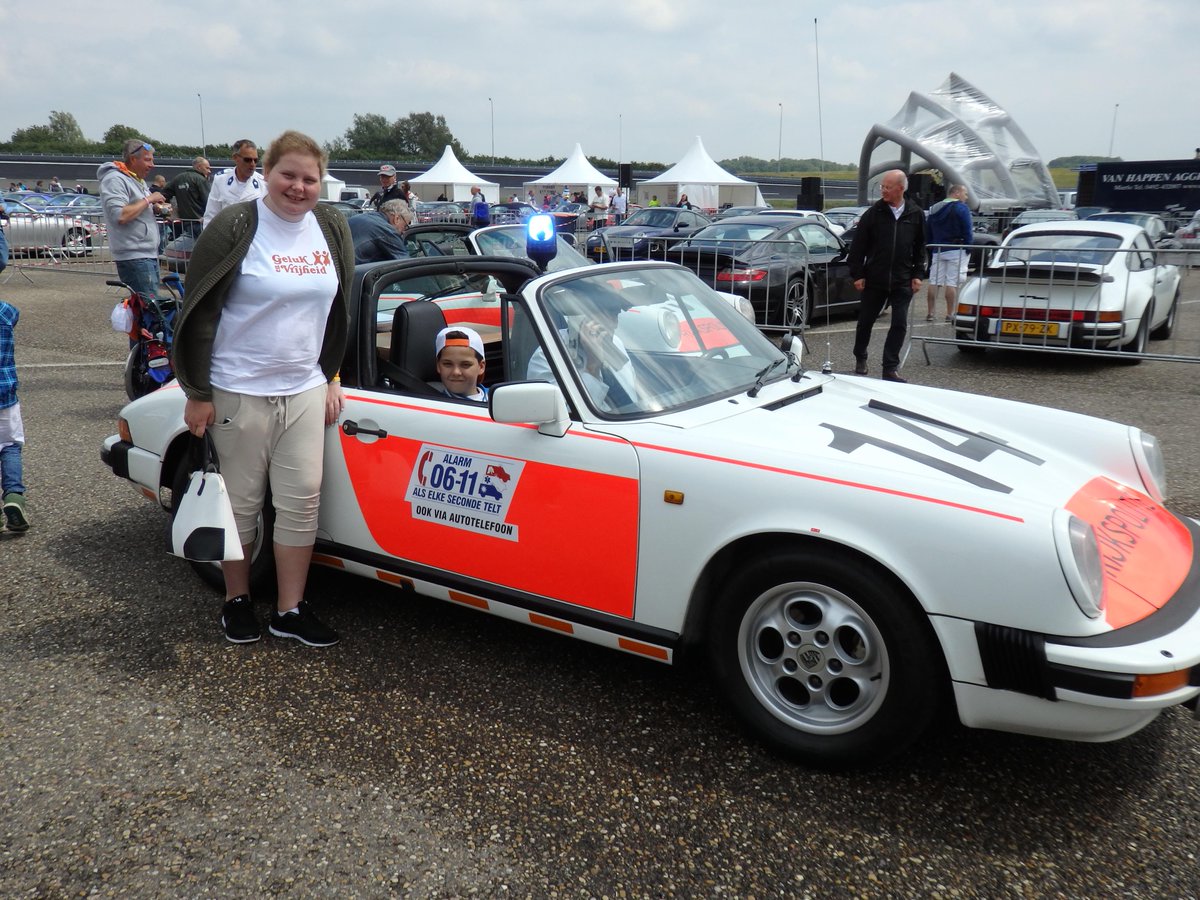 caudici's tweet photo. VET COOL Allebei de kinders vandaag een fantastische dag, met "hun" Porsche over het circuit van de RDW
#VetCoolMan http://t.co/9Ct9AY8xXK