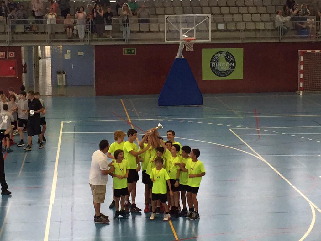XavierMoras's tweet photo. El pre Intantil bàsquet @lfgbonsoleil_ed a jornades cloenda de @elconsell al Pavelló Mar Bella!!! Enhorabona equip!! http://t.co/dxoL1yx1Xa