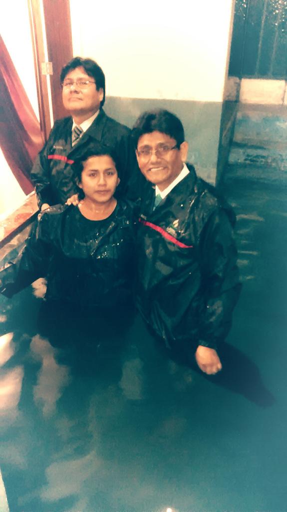 Melbin77's tweet photo. Privilegiado de bautizar a mi cuñada. Una nueva etapa en su vida!!!. #6MetasUPN http://t.co/3m3ZfEaUrT