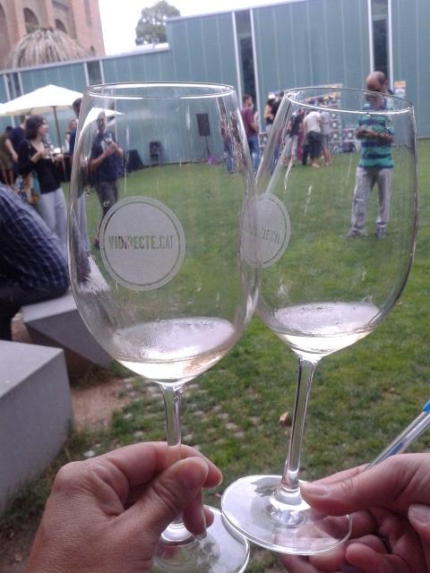 xivitor's tweet photo. "Estudiando" en el Mercat de vins i caves. #winelovers #vidirecte @ViDirecte @domontsant @dopenedes @priorat http://t.co/8oY6d7hVs8