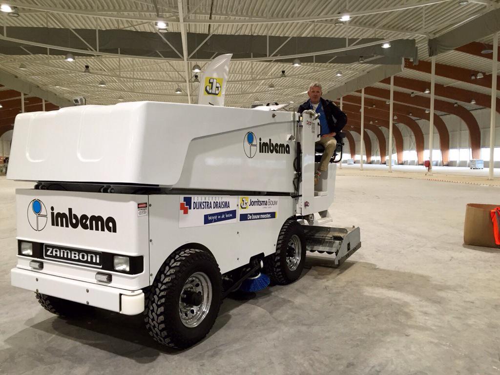SilvieDrees's tweet photo. Nieuwe ijsmeester? @DeElfstedenhal @DijkstraDraisma @JorritsmaBouw #dagvandebouw http://t.co/oIjBjhVr9Y