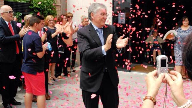 24clm's tweet photo. José Manuel Tofiño (PSOE), elegido acalde de Illescas con el apoyo de Illescas Si Puede http://t.co/VwK7iQpApo @24clm http://t.co/O5RSuhq94Q