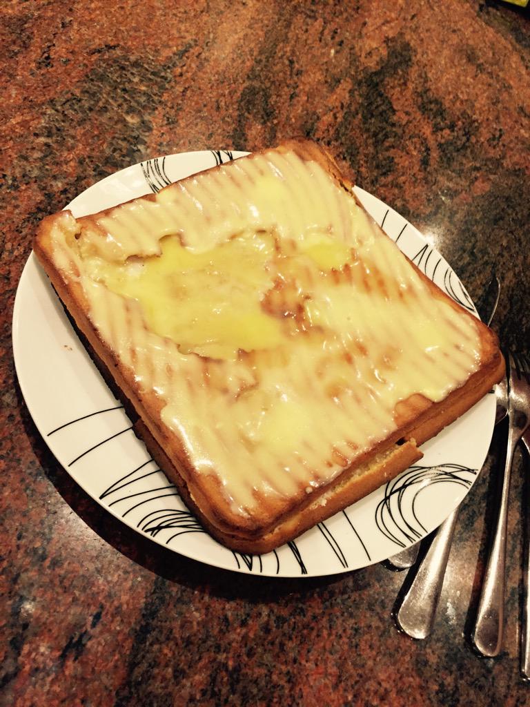 rubyodonnellx's tweet photo. Why does our cake look like a big piece of toast?!😂😷 @evethompsonx http://t.co/tFubGtb5Np