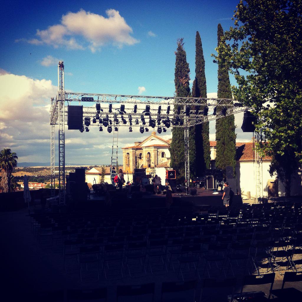 Hoje a noite, nesse lindo palco em Évora, tem #bandadomar no Festival lá fora.