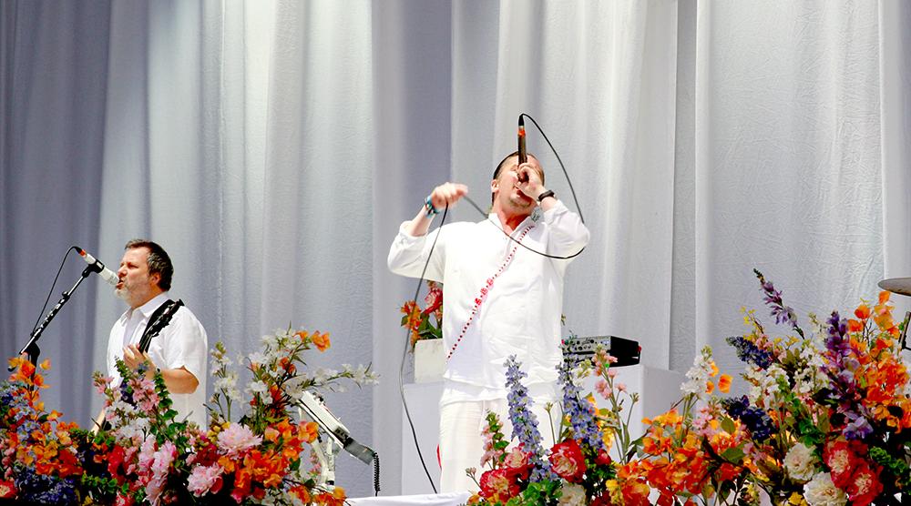 KerrangRadio's tweet image. "EWWW!"
@FaithNoMore getting "wet Englishmen, as far as the eye can see", to sing 'Easy'.

What a sight!

#DL2015