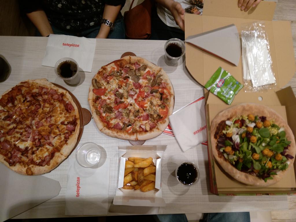 Sara_Suki's tweet photo. De pizzeo sabadero con @sora_valle @AnaGonzalez__  y @FelipeUbierna  ooole! http://t.co/sibSHW314x
