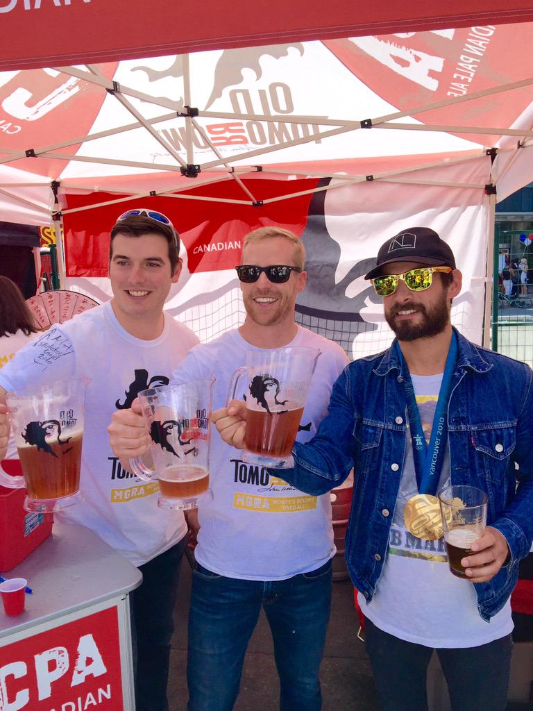 Dishmonty's tweet image. Sharing a cold one w/ @samrobertsband @jonmonty @OldTomorrowBeer @GriffinGastro #SessionTO Monty's Golden Ryed Ale 🍻😎