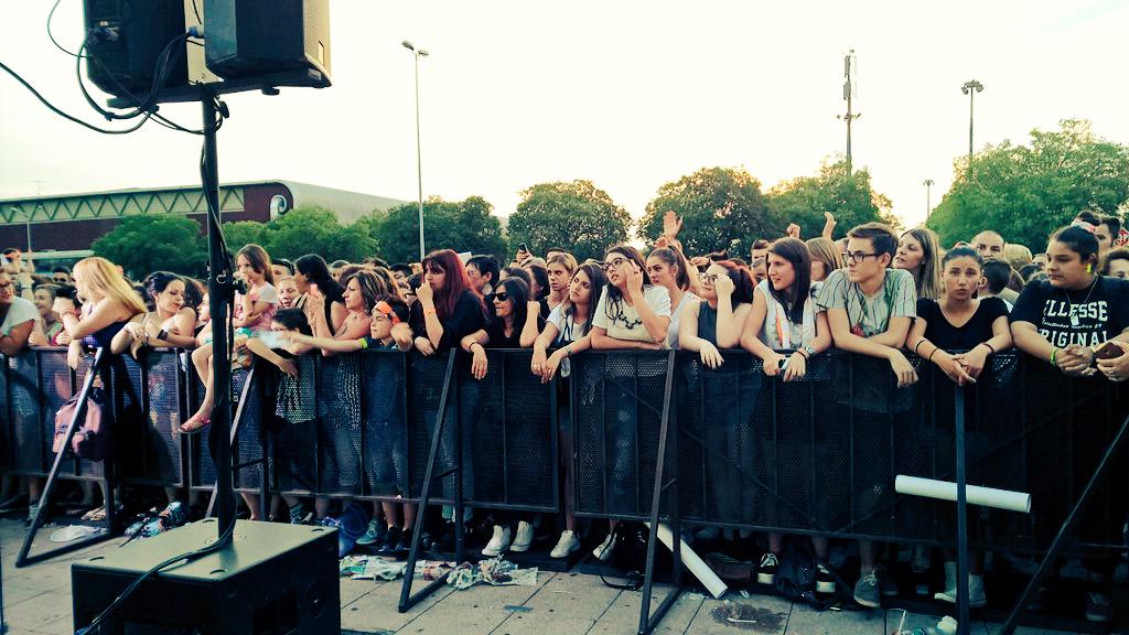 TheKolors's tweet photo. Eccovi tutti a #Modena per l'ultima tappa di #OutInStore! http://t.co/x9yyxtBJl1
