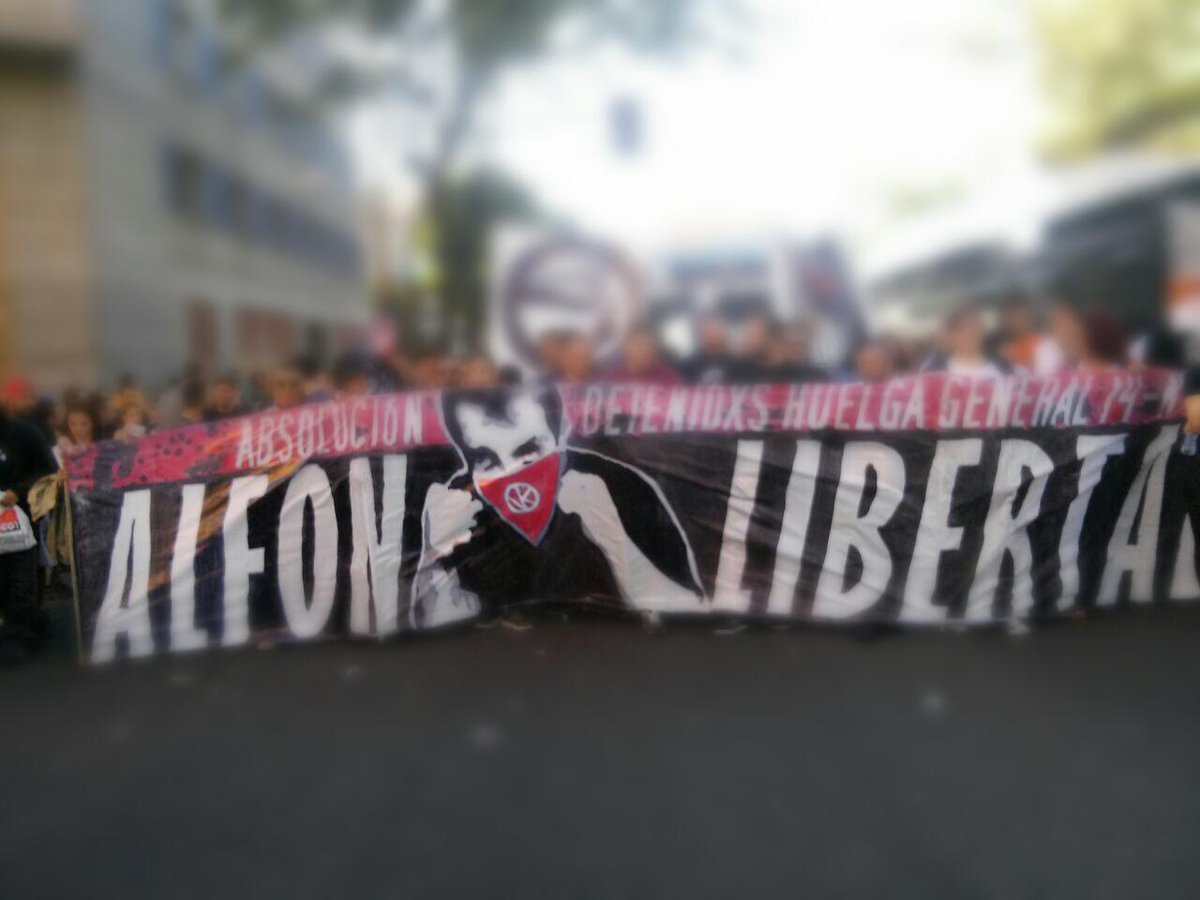 bukaneros92's tweet photo. Vallekas toma la calle contra la deriva represiva del Estado
#AlfonLibertad http://t.co/9tm7rQVdft