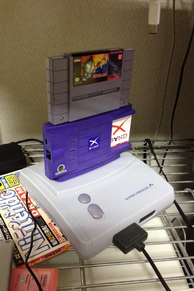XBANDは形状の違うアメリカのスーファミカセットを遊ぶためのアダプタ