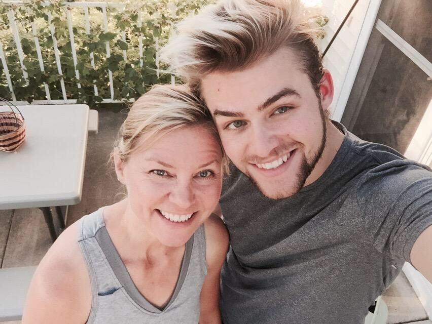 John_Chapman_'s tweet image. With my mum 👌