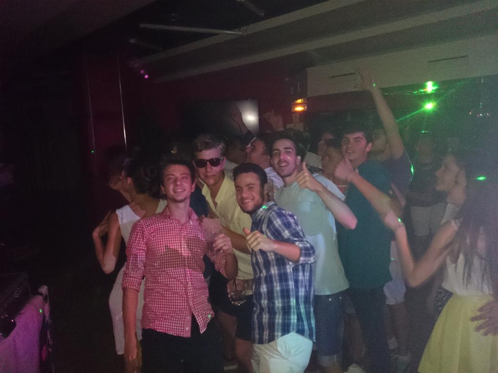 _ACKalo_'s tweet photo. Mini feria illo @Bambu_Herrera you belong to meeeeeeeeee http://t.co/rKKTNWaF4T