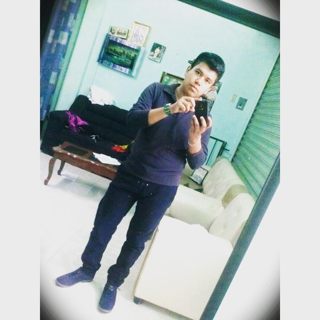 SoyDaniel21's tweet photo. Vamonoooos! #Cine #amigos y después gran bailazo! Hoy no llego a dormir mamá jajaa http://t.co/414ILJ7Mwp