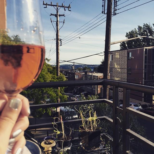 kittyireland's tweet photo. From #roofwine to #deckwine http://t.co/2oR4HYEuqi http://t.co/tiMfpxXFv7