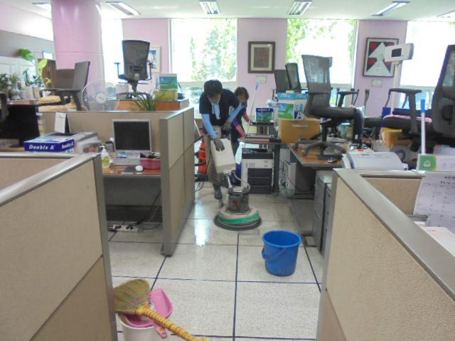 태평1동주민센터에서는 주민센터와 주민자치센터를 이용하는  주민들에게  쾌적하고  위생적인 환경을 제공하고자 동청사 내외 전체를 청소하고 있습니다