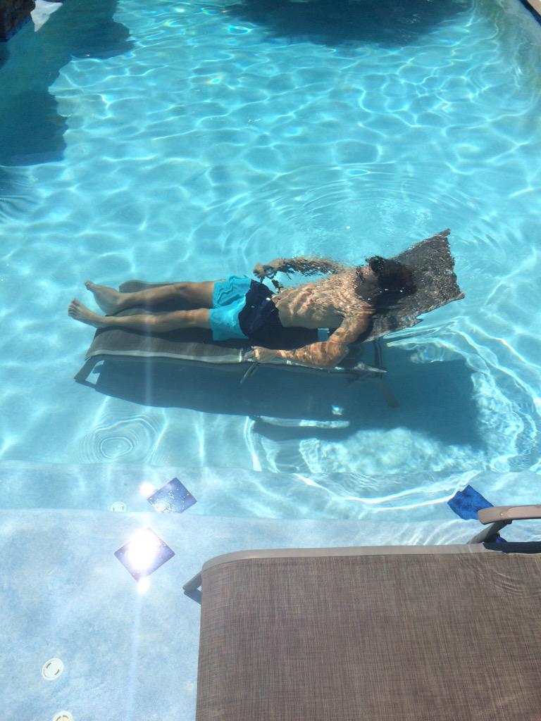 bndrvisuals's tweet photo. Trying to lay out in Arizona http://t.co/HYCvMD43wB