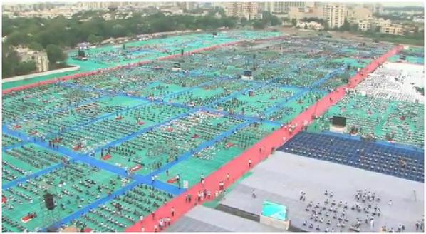 Babu_Bhaiyaa's tweet photo. T H I S    I S   A W E S O M E  
#InternationalDayofYoga http://t.co/MZoa48lL35