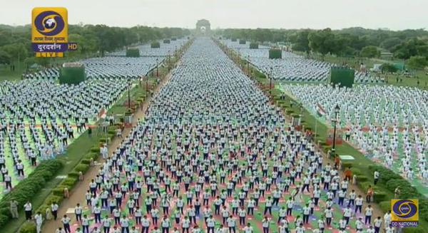 Babu_Bhaiyaa's tweet photo. T H I S    I S   A W E S O M E  
#InternationalDayofYoga http://t.co/MZoa48lL35