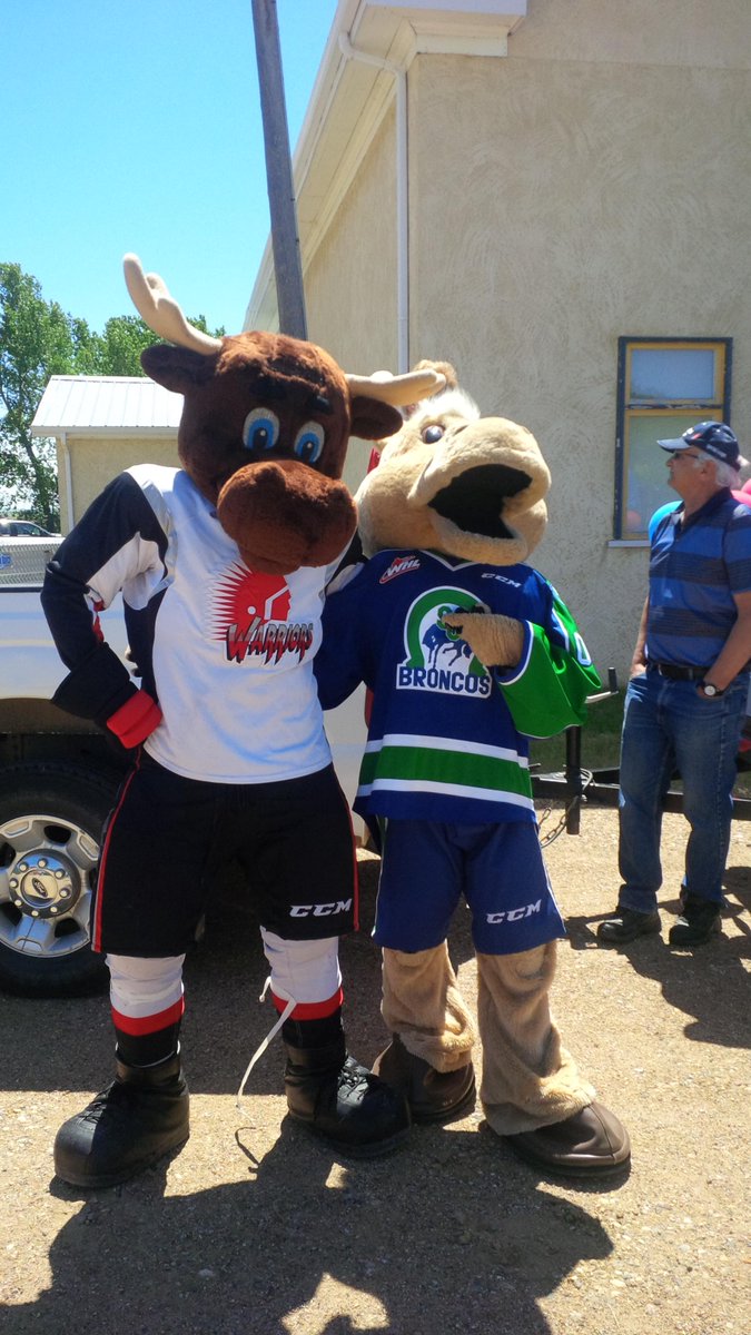 LDuq75's tweet photo. Thank you Gravelbourg for inviting @SCBroncos Charlie Horse to #SummerSolsticeFestival. Even ran into an old friend. http://t.co/WyS2UB17tb