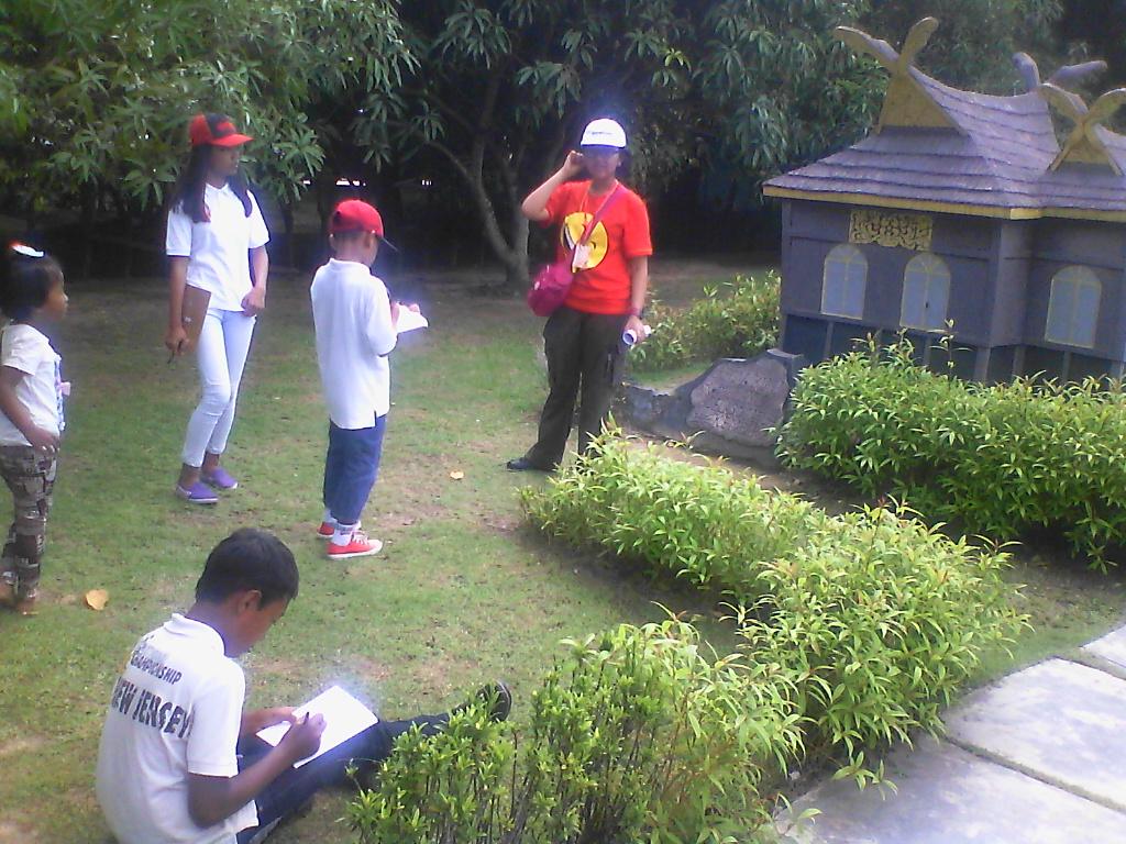 Mempelajari rumah adat Nusantara.