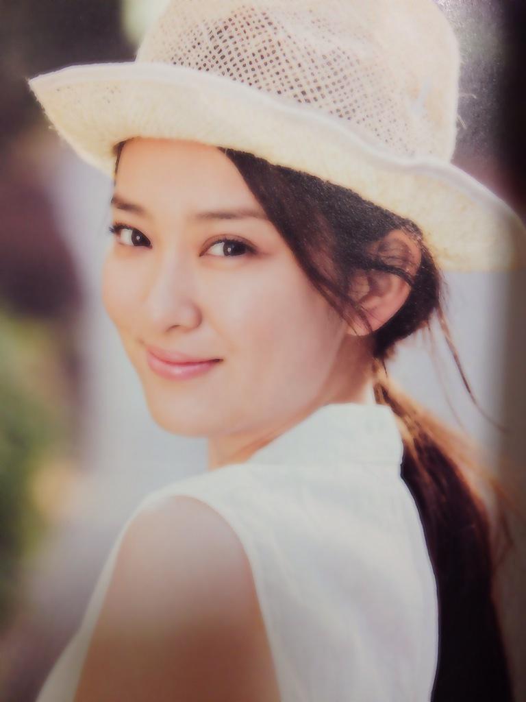 武井咲 Fanpage Twitter પર 武井咲さんの写真集まだまだ発売中です ぜひお手にとって見て下さい Http T Co By1rrzrgjc Twitter