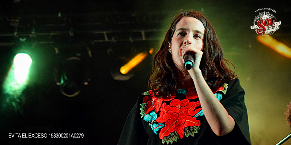 solmezclasmx's tweet photo. ¡El escenario brilla con la presencia de @ximenamusic en el #CatapultaFest! #LongLiveSol http://t.co/87kcEPpvDT
