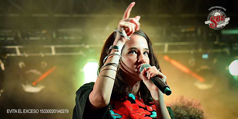 solmezclasmx's tweet photo. Luces brillantes y el talento de @ximenamusic hacen vibrar el #CatapultaFest. #LongLiveSol http://t.co/p7rfKO3lQJ