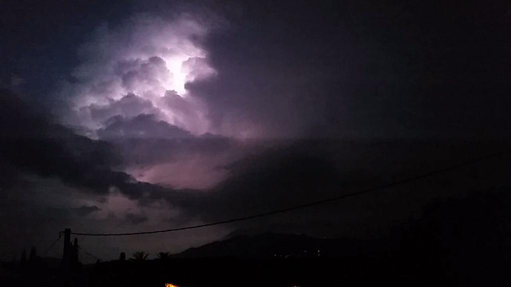 Fran_Lorenzo95's tweet photo. Els millors llamps de la #tempesta d'aquesta nit. Davant de la costa del #garraf @TomasMolinaB @espaiterra @AEMET_Cat http://t.co/Tms9JWpK4a