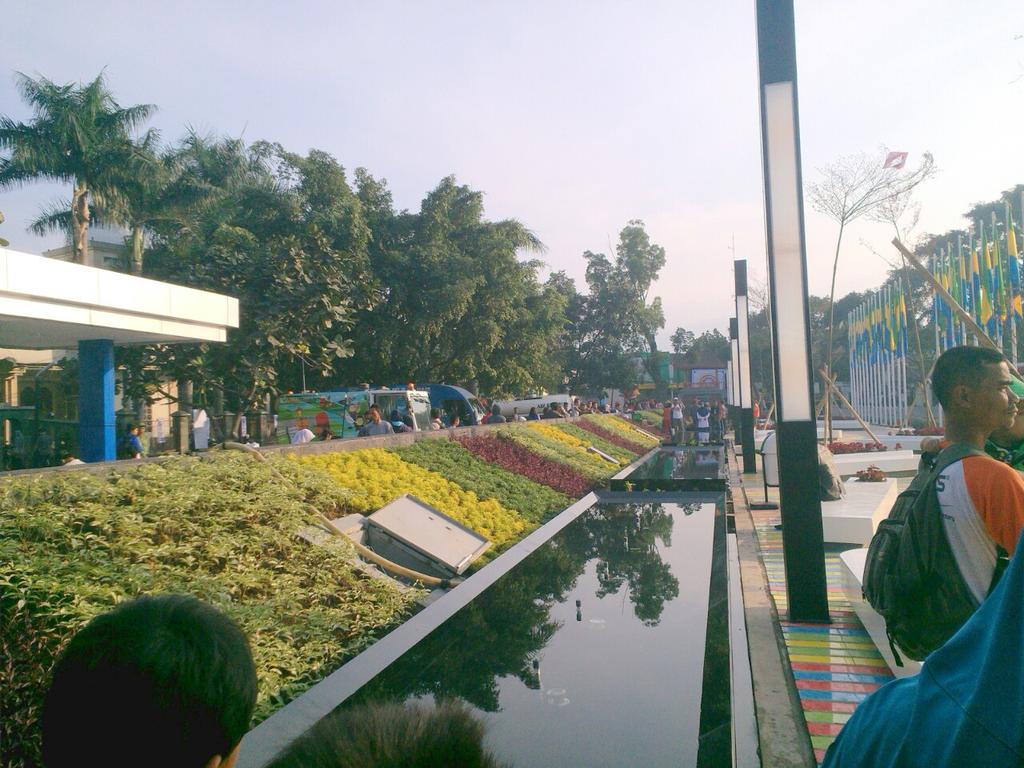 ridwankamil's tweet photo. nanti jam 10. nuhun RT @DenCyberia: Menunggu kang @ridwankamil untuk peresmian taman Ujungberung.. http://t.co/j9QJHScB8R”