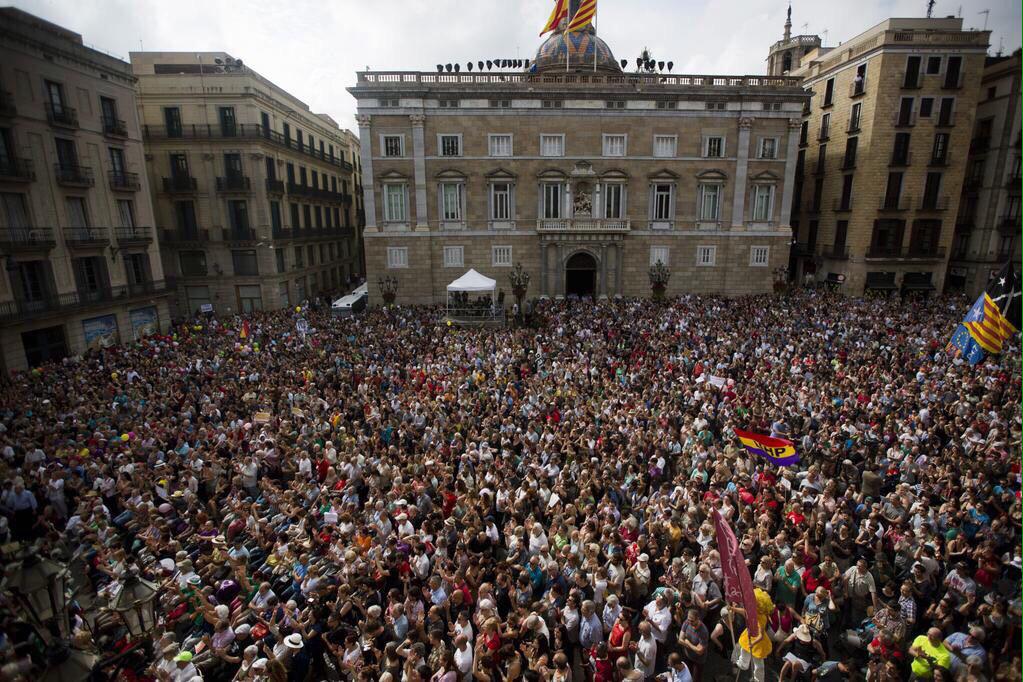 AdaColau's tweet photo. Moltes gràcies Barcelona! Un honor ser la primera alcaldessa d'aquesta ciutat valenta #FeliçCanviBCN http://t.co/d286KsmBqv