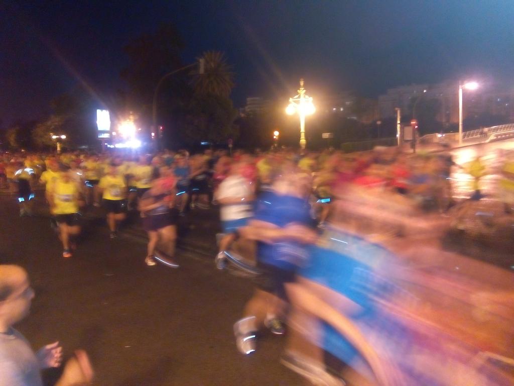 EmilioBeladiez's tweet photo. Pasear por Valencia y encontrarme una carrera y pensar n @gomirun #RunningValencia @nineki9 eres un grande #buenritmo http://t.co/lQzb2HCptd