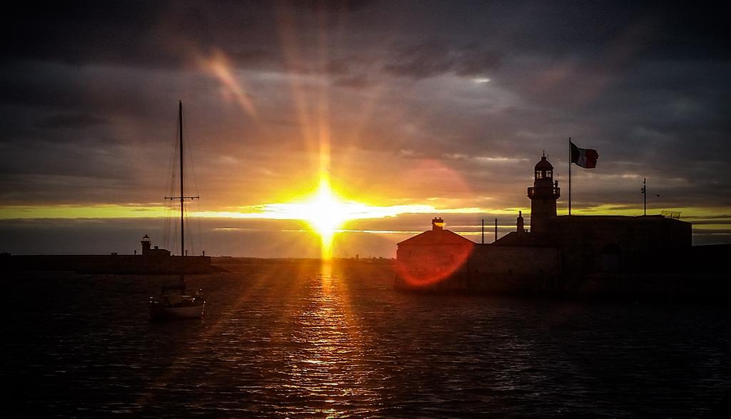 ColmHand's tweet photo. Goodnight #dunlaoghaire #ireland http://t.co/LXAtTtVlAE