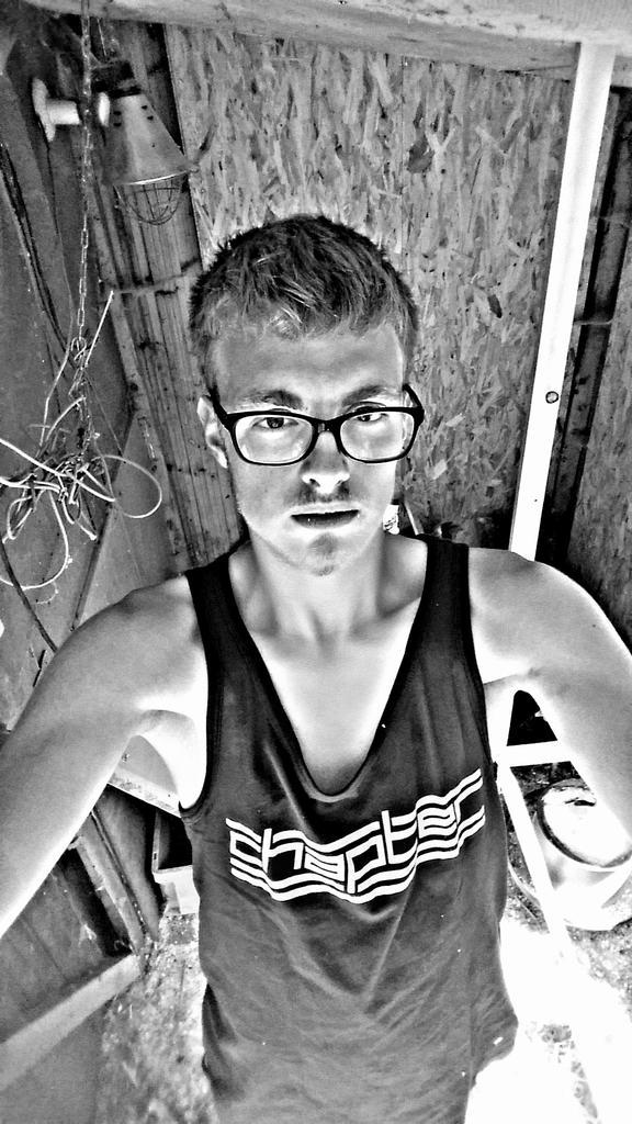 Dennis köhnlein auf Facebook
Und instagram  DENNIS.KOHNLEIN.5